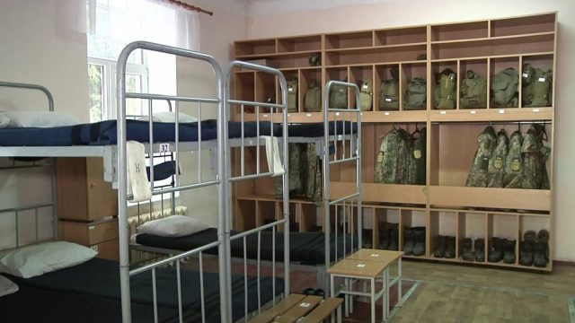 військовослужбовці