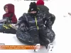 Під час зимових канікул школярі грають в сніжки, спускаються з гірок і розважаються з друзями