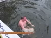 У парку «Сопільче» люди занурювалися на Водохреще в крижану воду