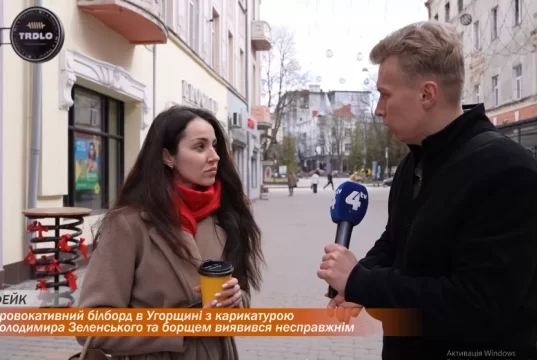 Провокативний білборд в Угорщині з карикатурою Володимира Зеленського та борщем виявився несправжнім