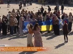 На Театральній площі відбувся захід до четвертої річниці трагедії Маріупольського драматичного театру