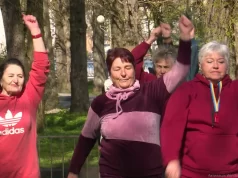 Тричі на тиждень люди старшого віку збираються біля літньої сцени, щоб зайнятися спортом