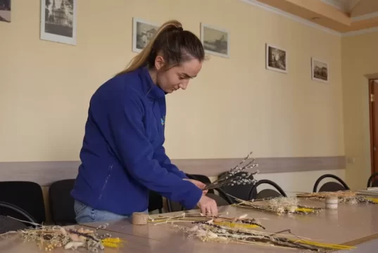 Жителі та гості міста готуються до Вербної неділі: хтось купує вербові гілки, дехто створює композиції вручну