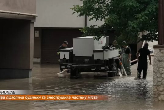 Через сильну зливу, затопило прибудинкові території, підвали, гаражі, квартири та приватні автівки