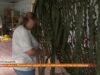 Небайдужі жінки з Максимівки щодня плетуть маскувальні сітки на передову