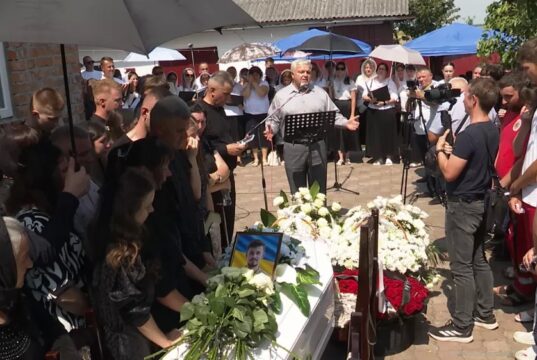 “Був ангелом-рятівником”: на Збаражчині провели в останню путь бойового медика Віталія Гакала