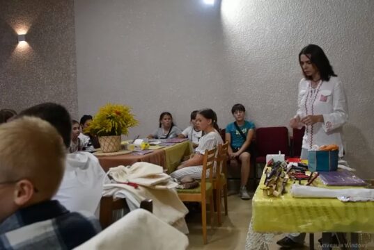 У селі Біла для дітей провели майстер-клас із мистецтва вибійки “Вільні, як птахи у небі”